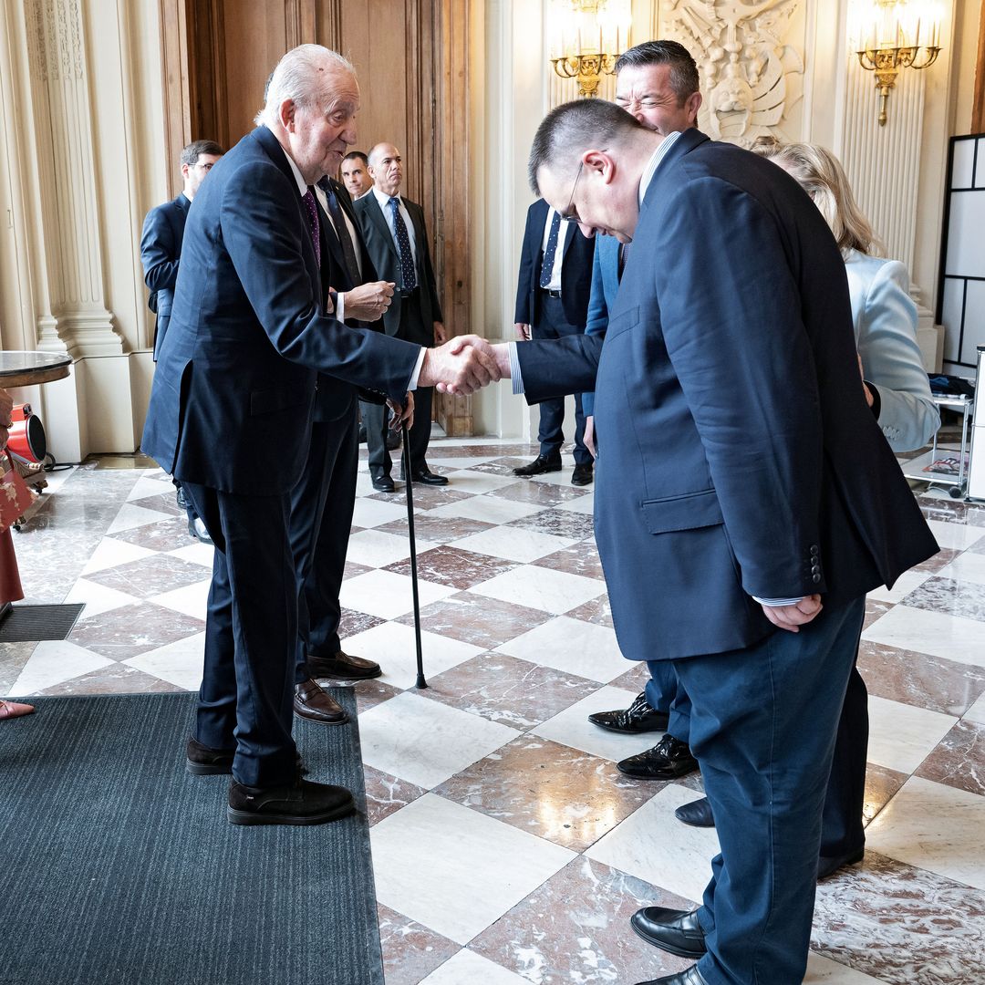 El rey recibiendo reverencias 