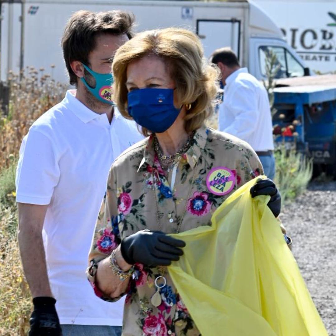 ¡Manos a la obra! Doña Sofía reafirma su apuesta con el medioambiente recogiendo basura en Madrid