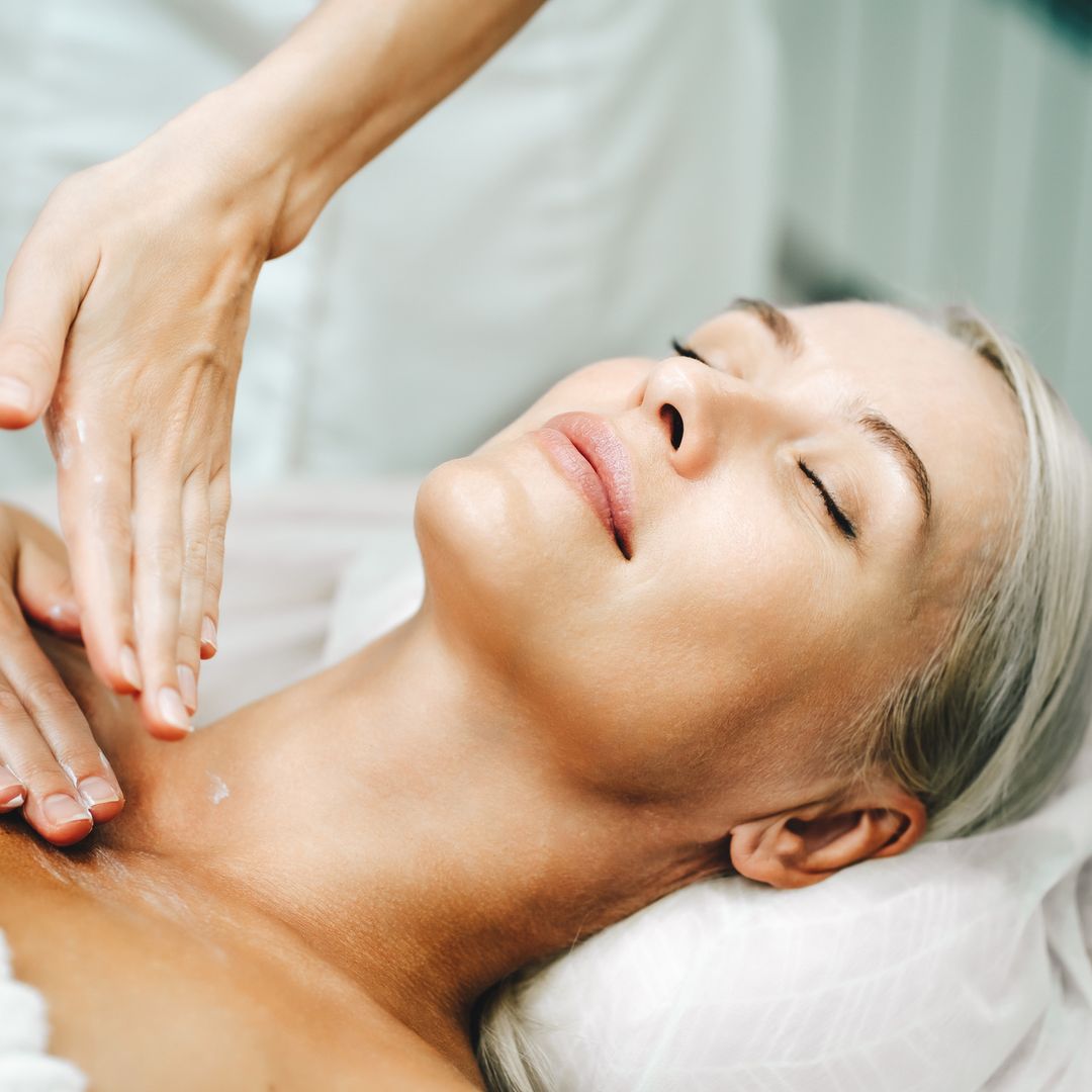 Entrevista con una dermatóloga: consejos y productos para mantener el cuello y el escote jóvenes
