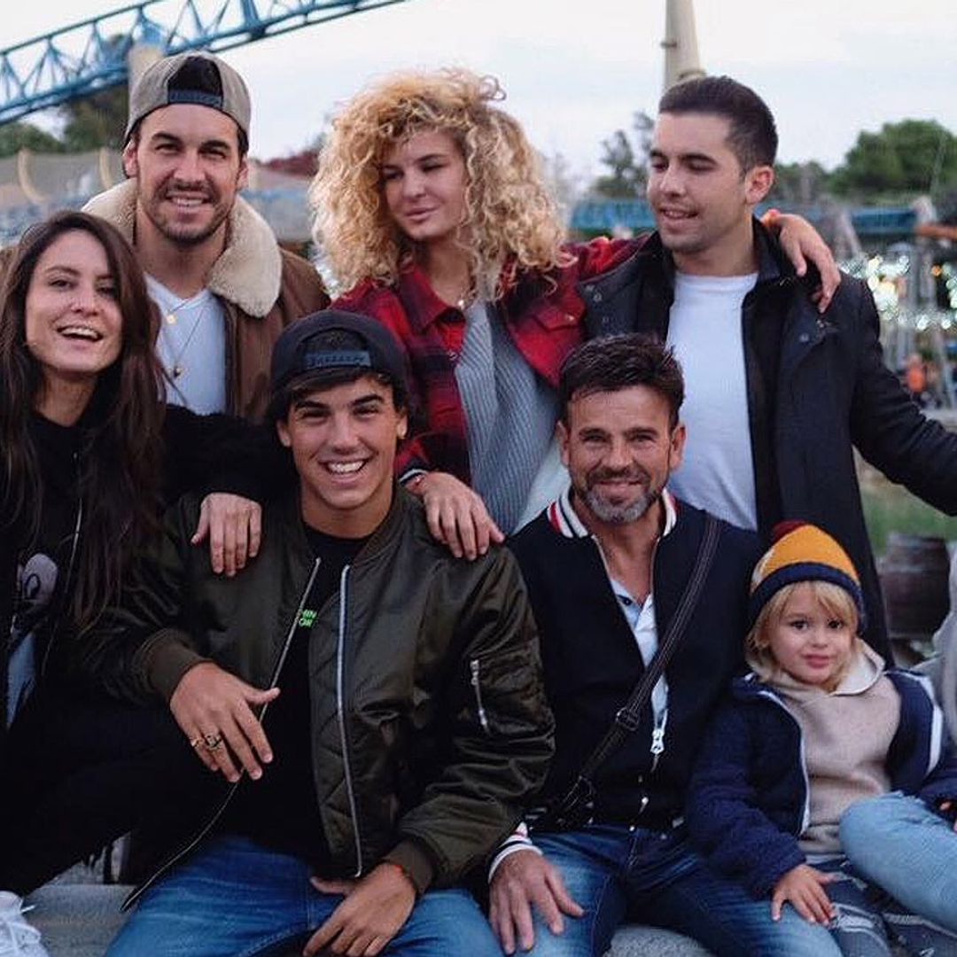 ¡Blanca Navidad! Mario Casas, de viaje con toda su familia a Laponia