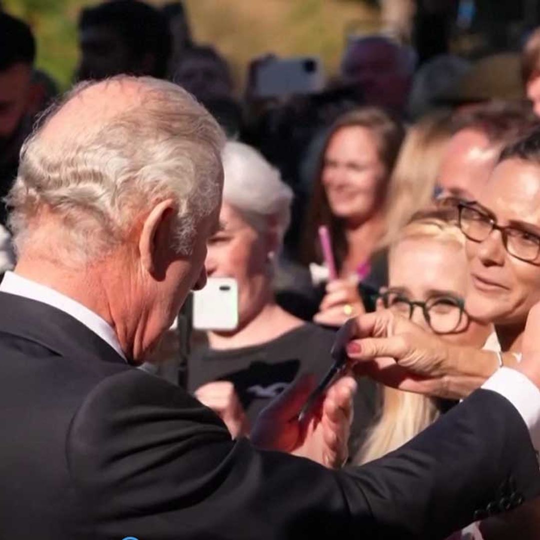 El divertido vídeo de Carlos III con una señora de Cardiff que le regala un bolígrafo, ¡y se ha hecho viral!