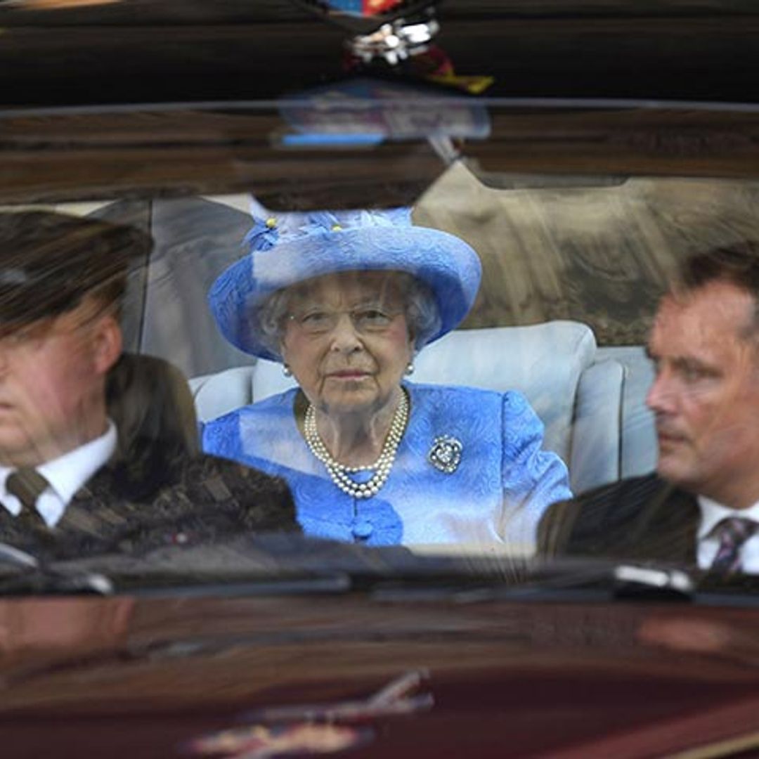 Un particular informa a la policía de que la reina Isabel no lleva el cinturón de seguridad