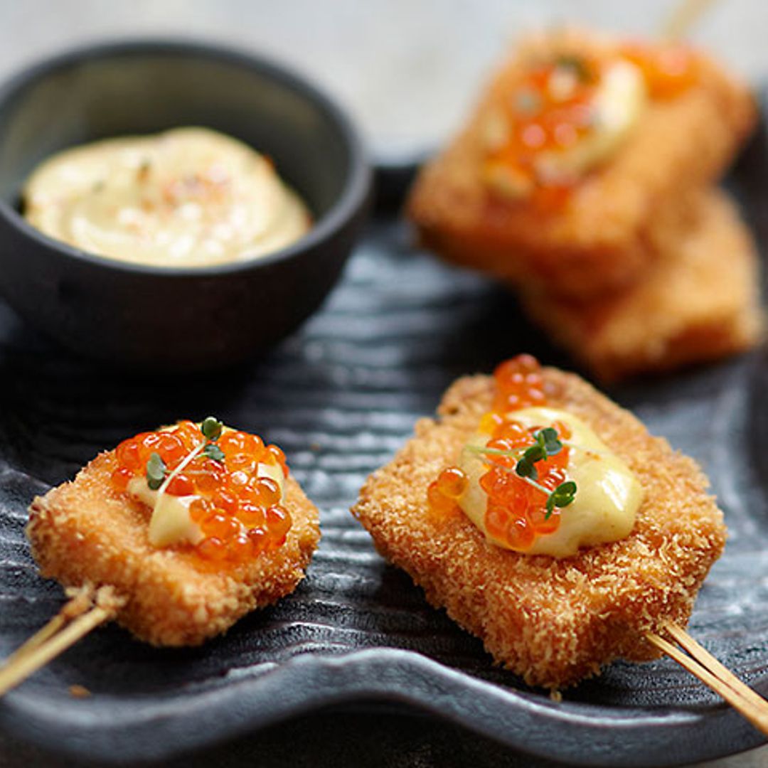 Yakitori de salmón con mahonesa japonesa