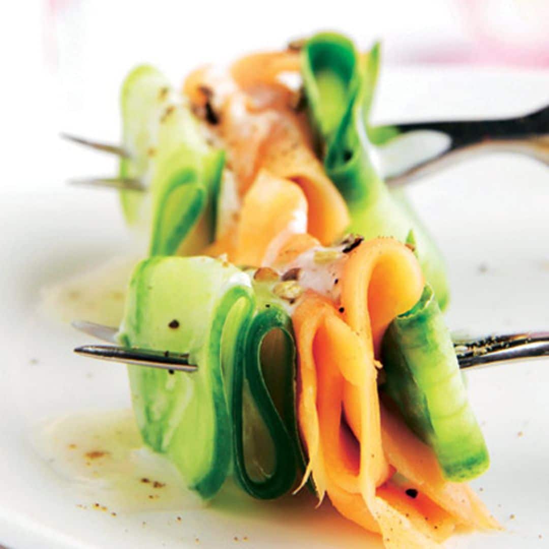 Pinchitos de salmón y pepino con crema ácida