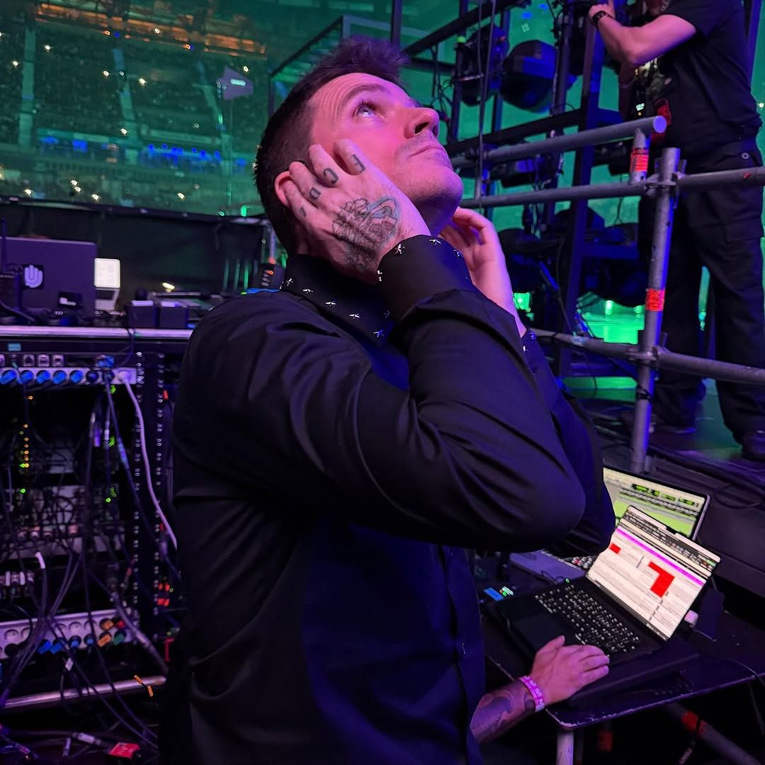 Lo que no se ve de los conciertos de Dani Martín: de sus visitas en el camerino a su método para relajarse