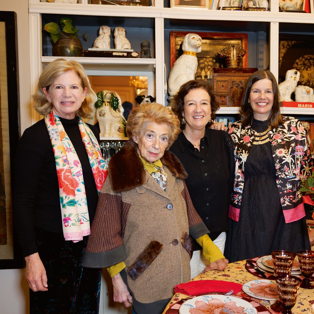 Piru Urquijo, la gran dama de sociedad y 'abuela política' de Almeida, protagonista de una reunión de arte entre mantones y vajillas