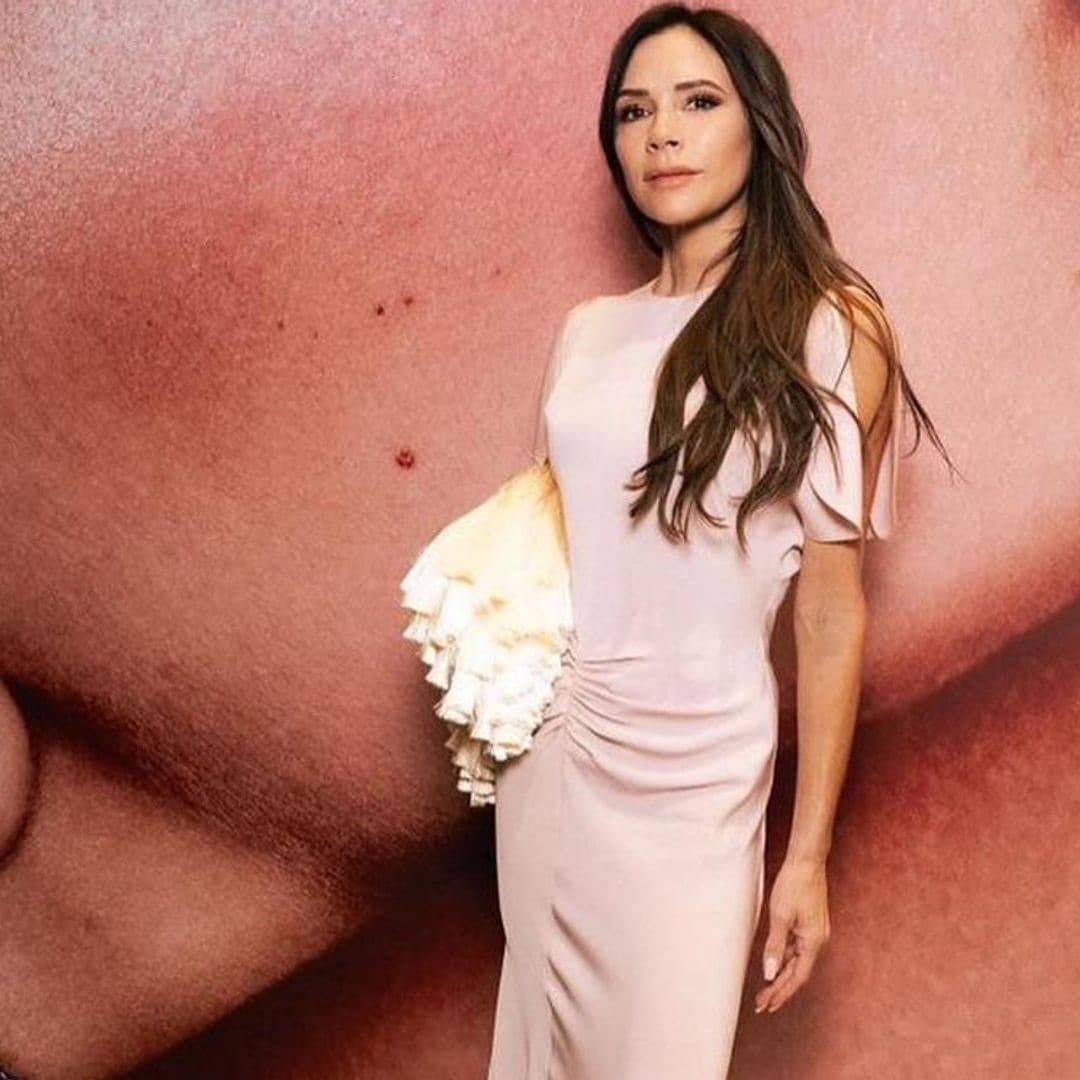 ¿Llevarías medias de rejilla en un look de invitada? Cuando veas a Victoria Beckham, querrás probarlo