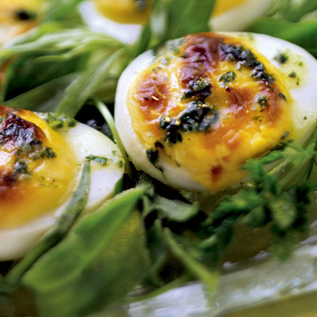 Huevos gratinados con ensalada de hierbas