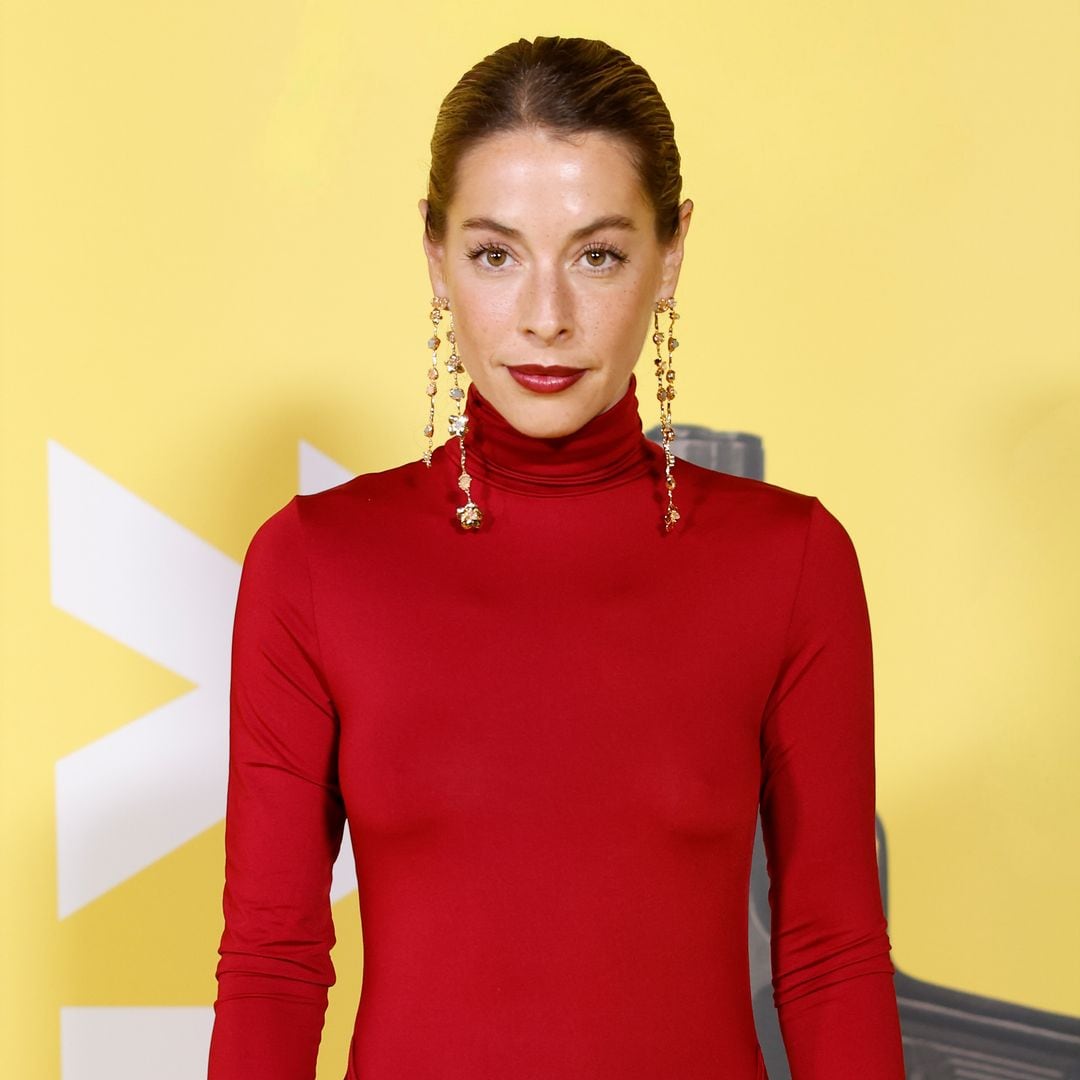 Belén Écija con vestido rojo y pendientes dorados en Madrid