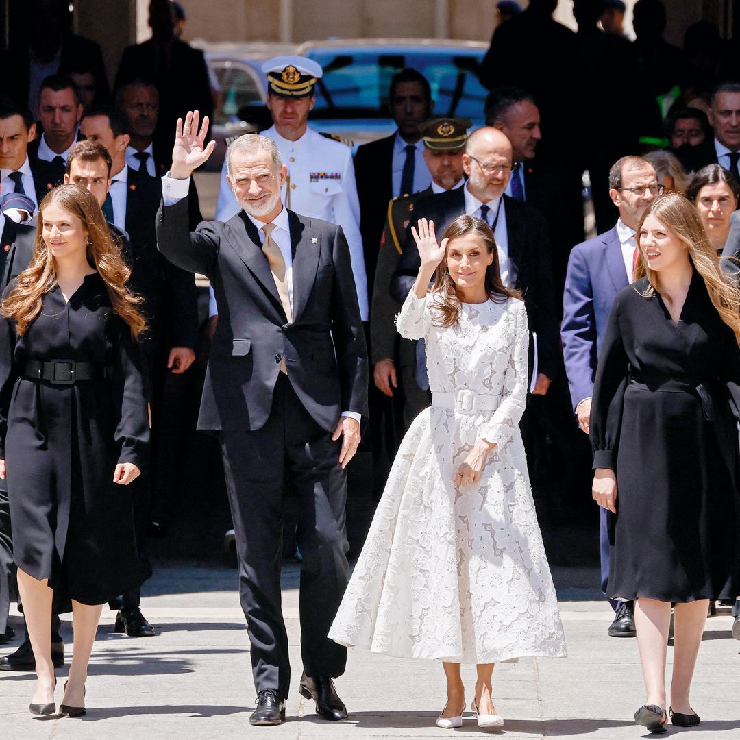 Los Reyes de España le explicaron la rica historia del Palacio Real. Aquí, la Familia Real saludando a los miles de fieles que esperaban ver de cerca al pontífice