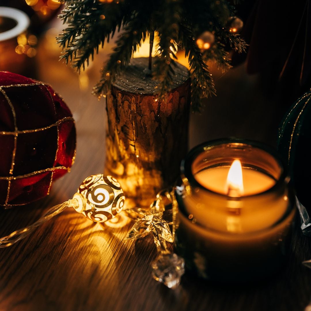 Enciende tus velas con olor a galleta esta Navidad sin preocuparte de si se te olvida apagarlas o no con este 'trucazo' de Amazon