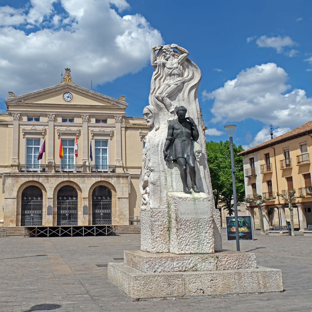 Ayuntamiento y Monumento a Alonso Berruguete, de Victorio Macho.