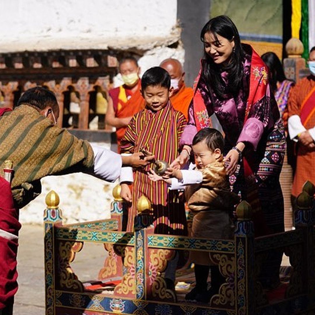 ¡Qué monada! La reina de Bután se lleva a sus hijos de viaje oficial