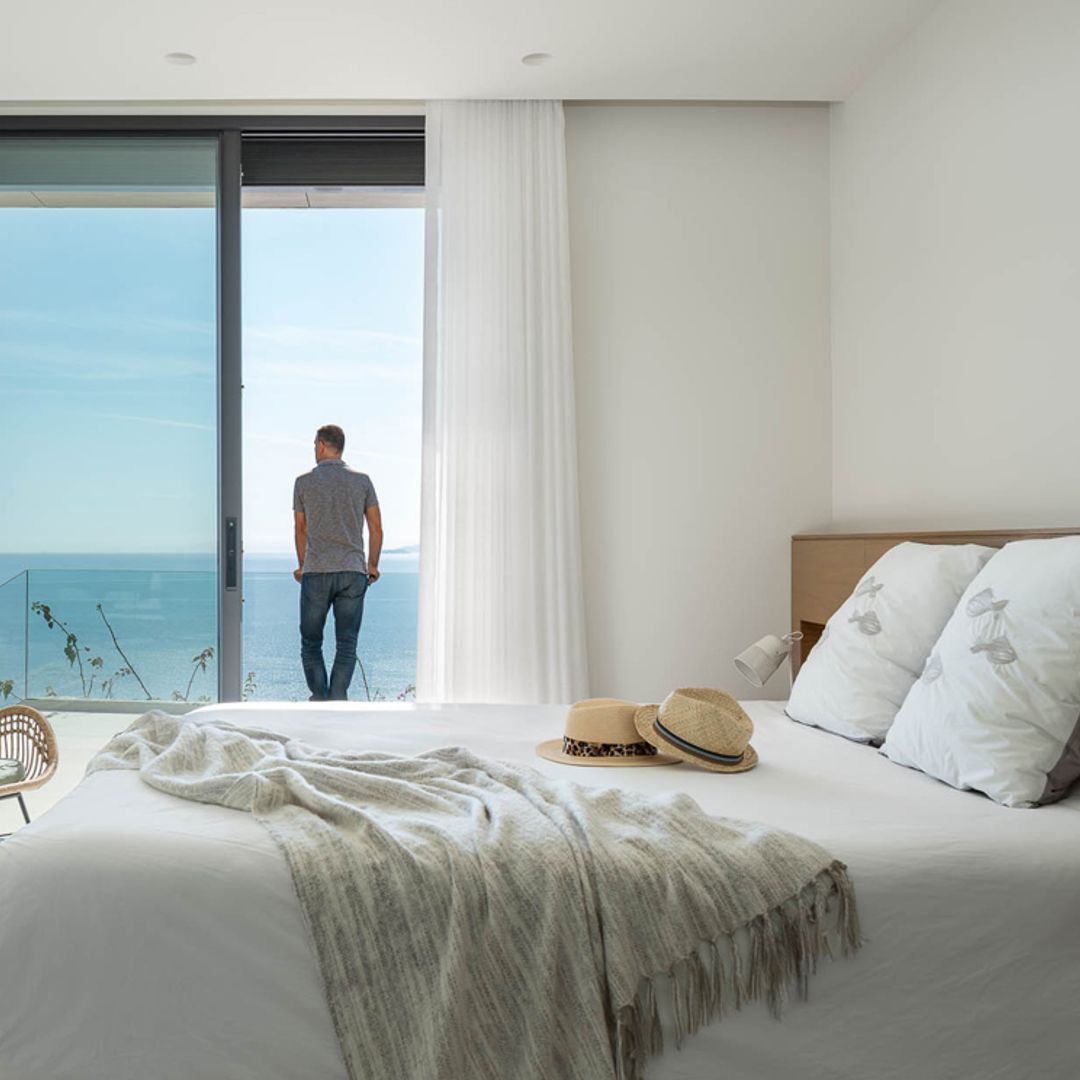 Esta moderna vivienda en la Costa Brava es un balcón al Mediterráneo