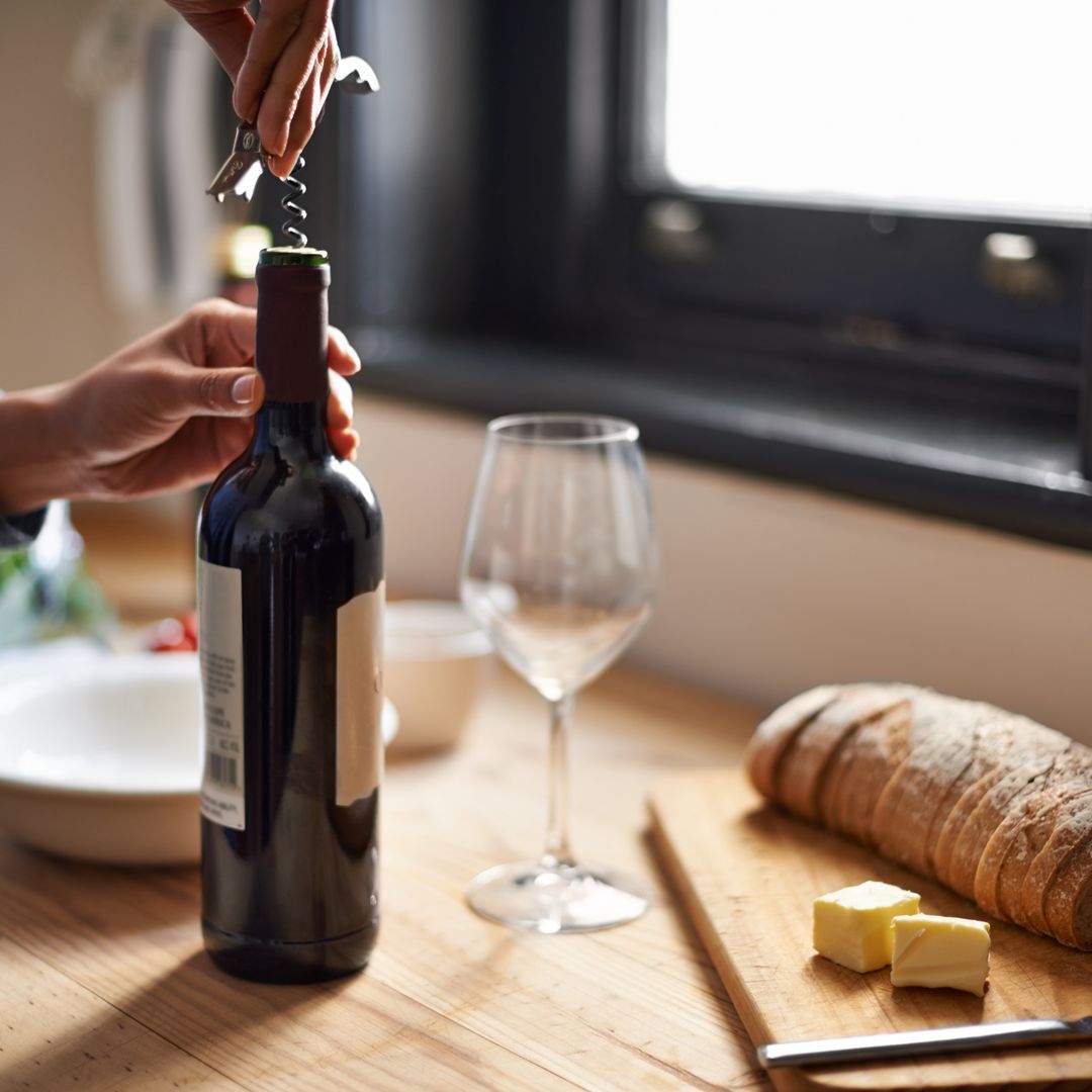 El truco de los expertos para abrir botellas sin esfuerzo (y por solo 20€)
