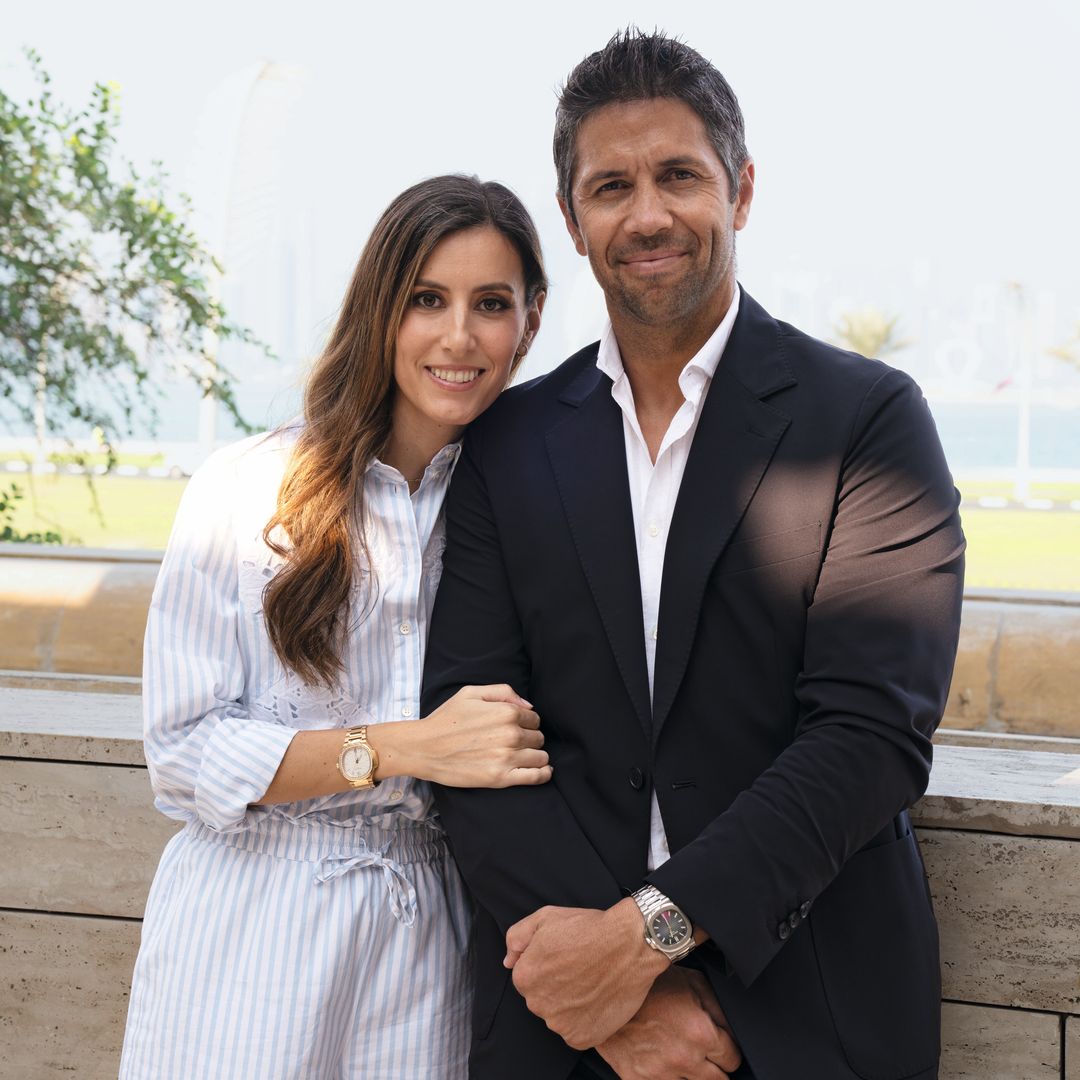 Ana Boyer con bermudas blancas y blusa y Fernando Verdasco con traje negro posando juntos