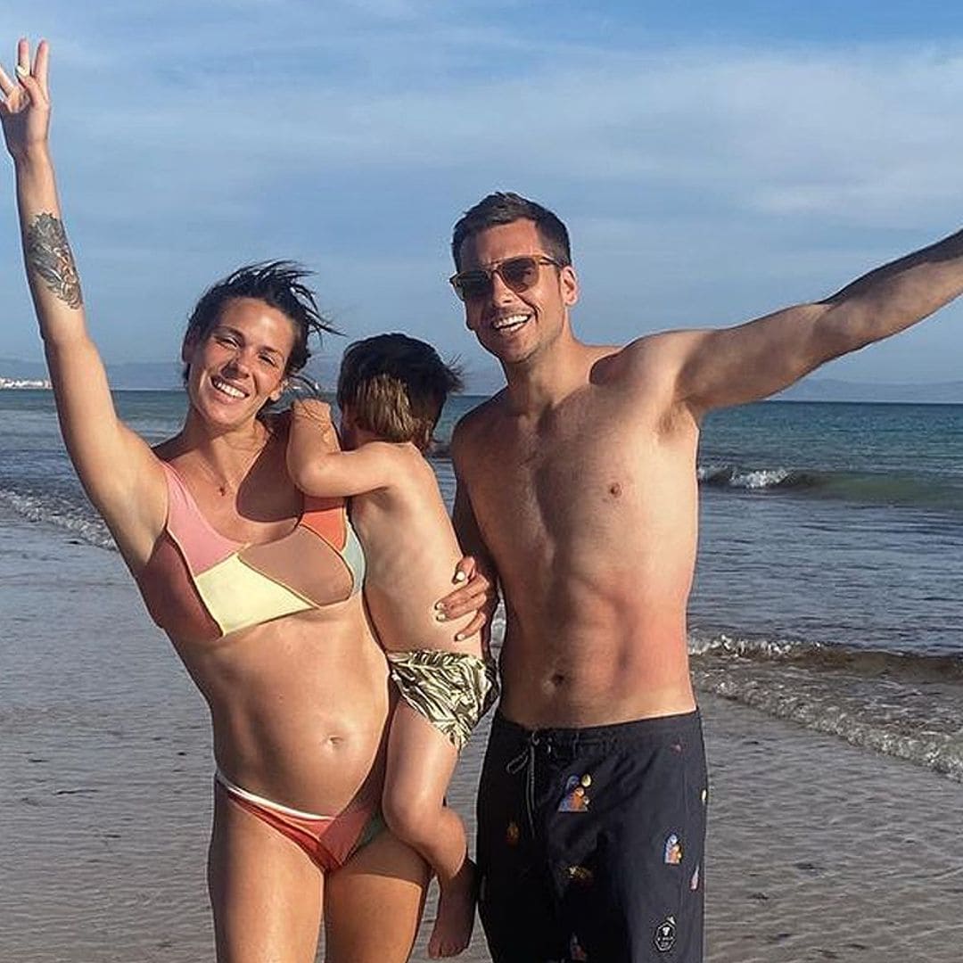 ¡En la playa y presumiendo de embarazo! El posado veraniego de Laura Matamoros, Benji y su hijo