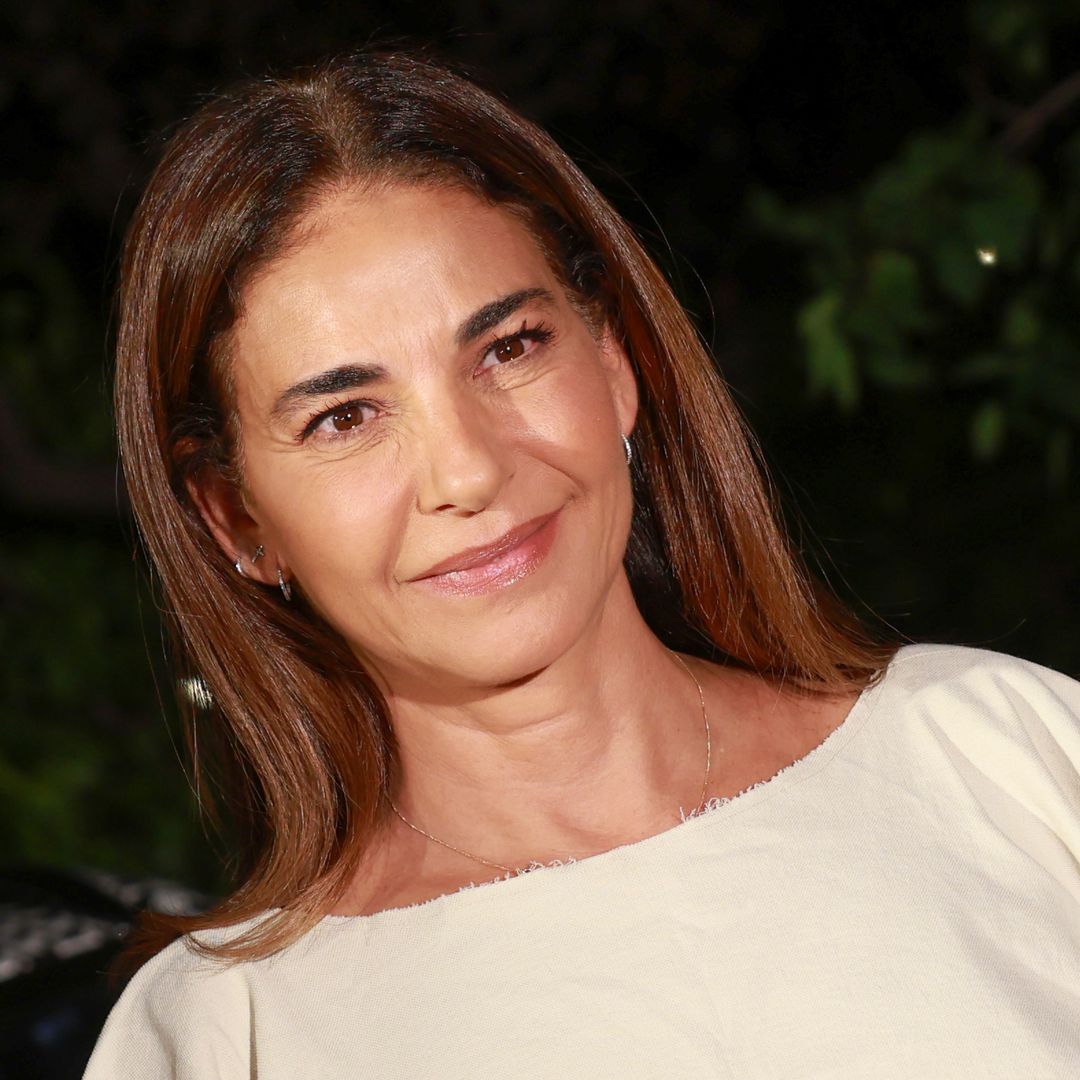 Mariló Montero reinventa el traje de noche con un look blanco de efecto 'cintura de avispa' y bolso amarillo mantequilla