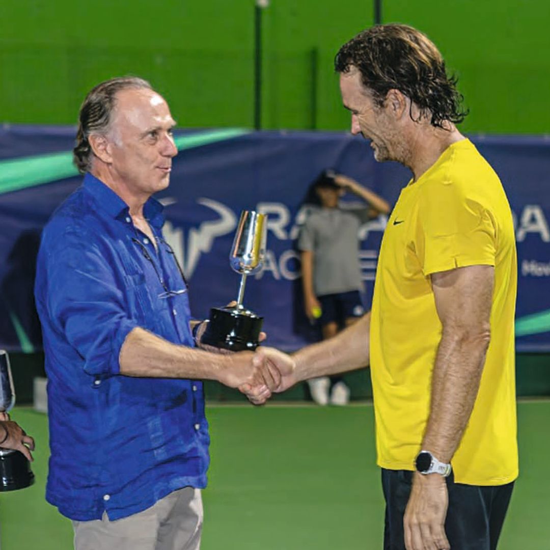 Jaime Tovar, presidente del Real Club de Golf de Vista Hermosa, entrega el trofeo a Carlos