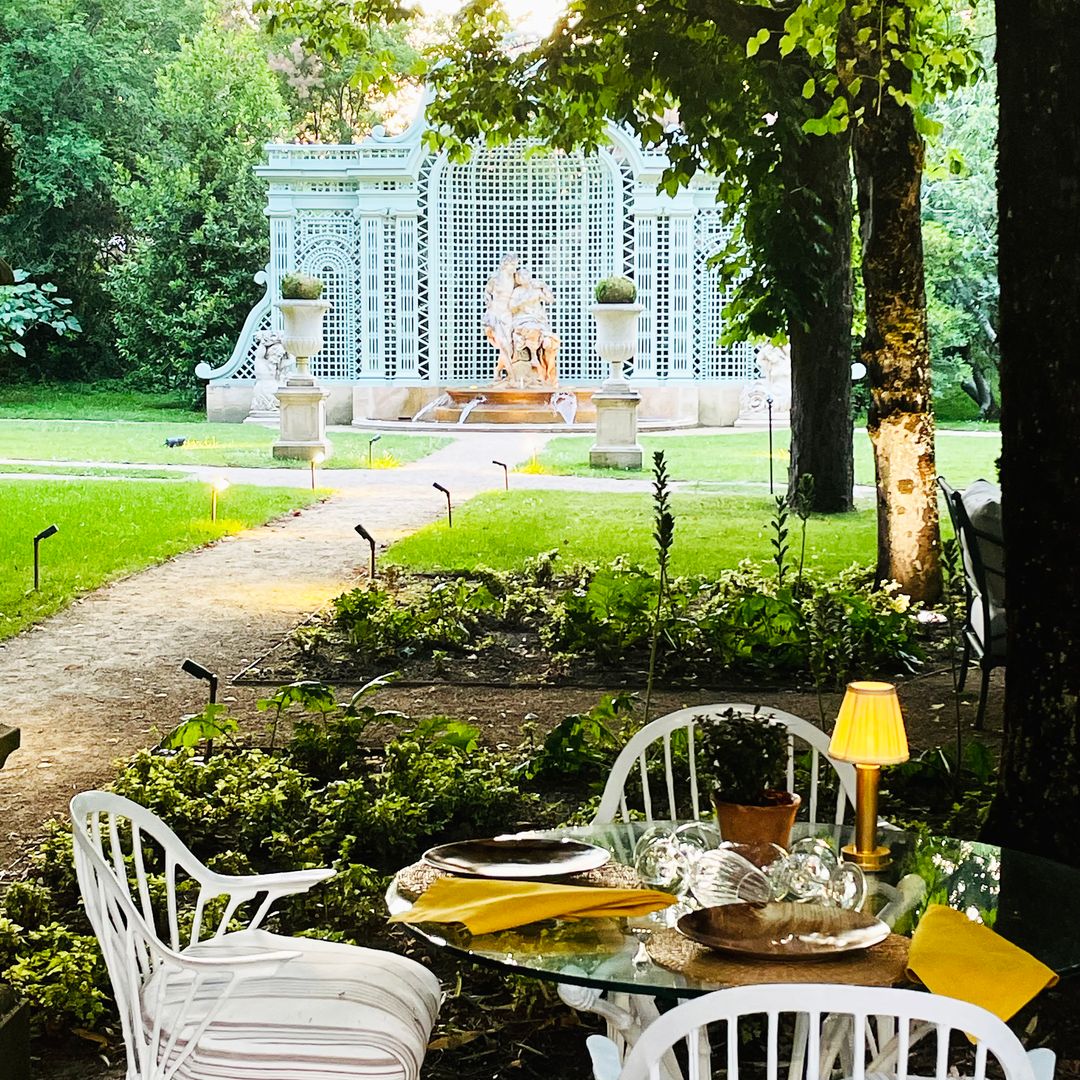 Terraza del restaurante L'Orangerie de Les Prés d'Eugénie, Las Landas, Francia