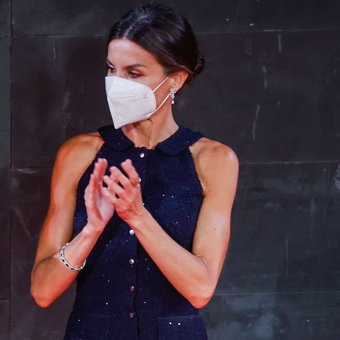 Doña Letizia rompe su tradición deportiva con un look de lentejuelas que no veíamos desde 2015