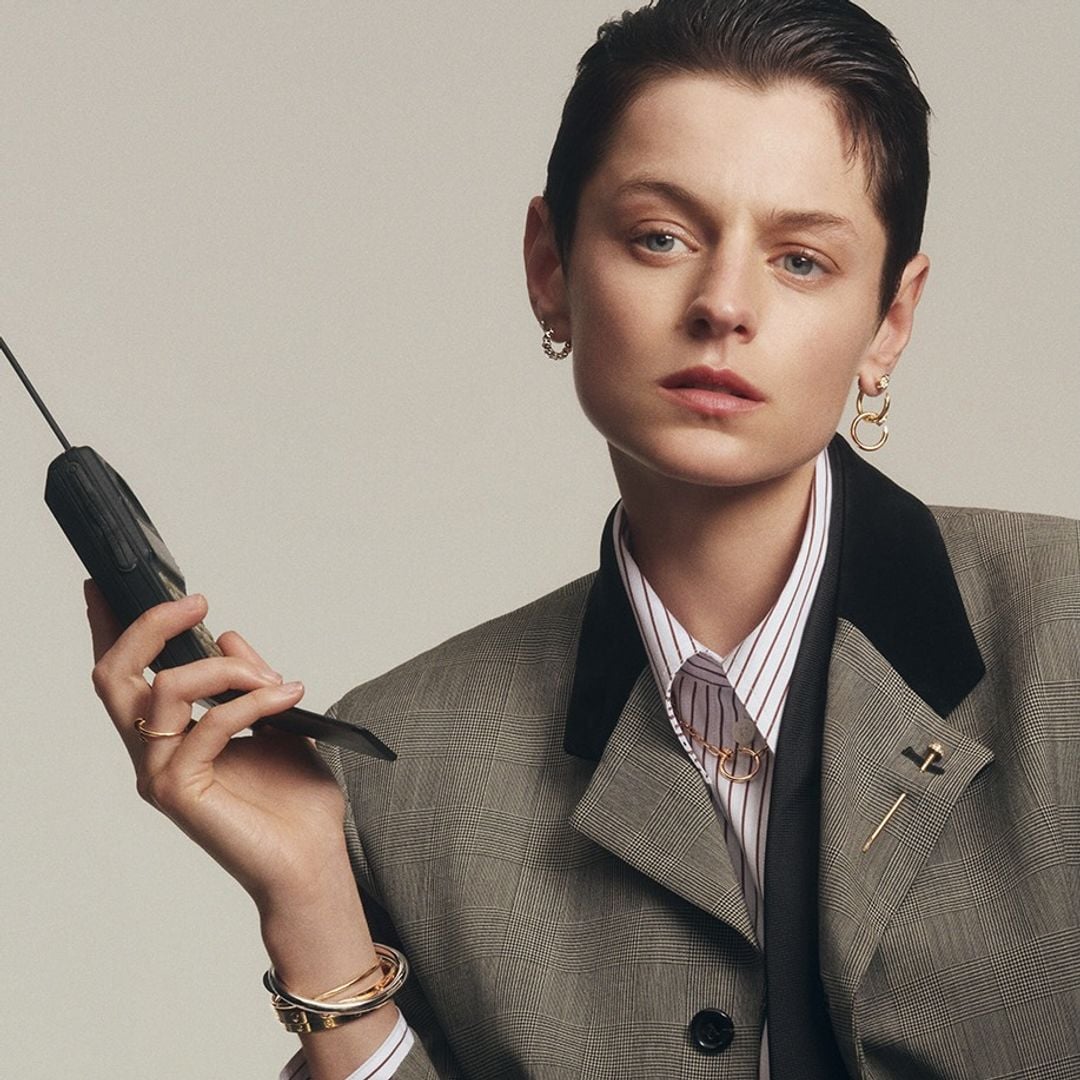 Las piezas de Cartier, personalizadas por Emma Corrin 