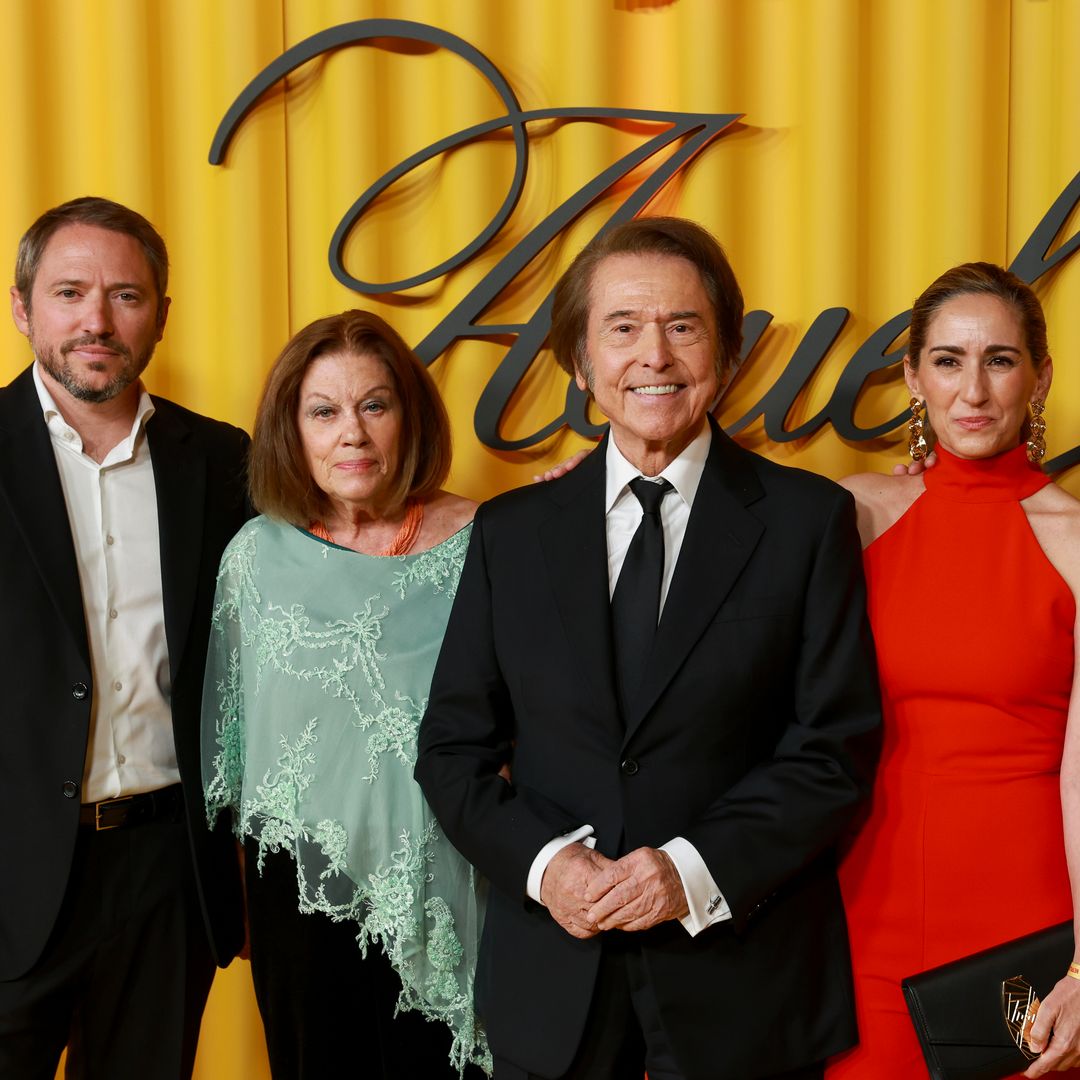 La gran noche de Raphael y el debut de los guapísimos hijos de Alejandra Martos en una alfombra roja: "Hay que llevarlo con naturalidad"