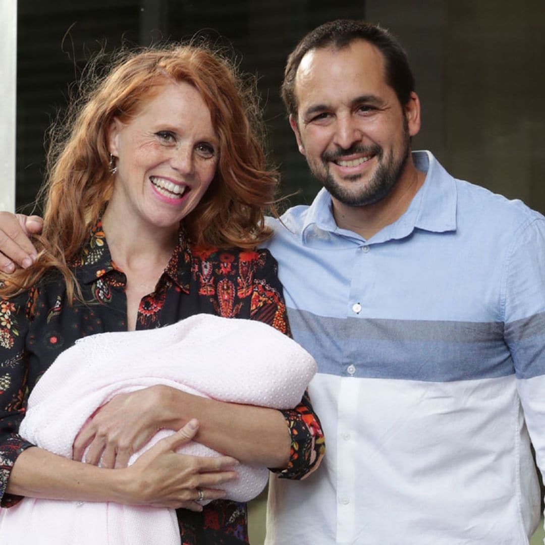 El paseo más feliz de María Castro con sus 'dos corazones'