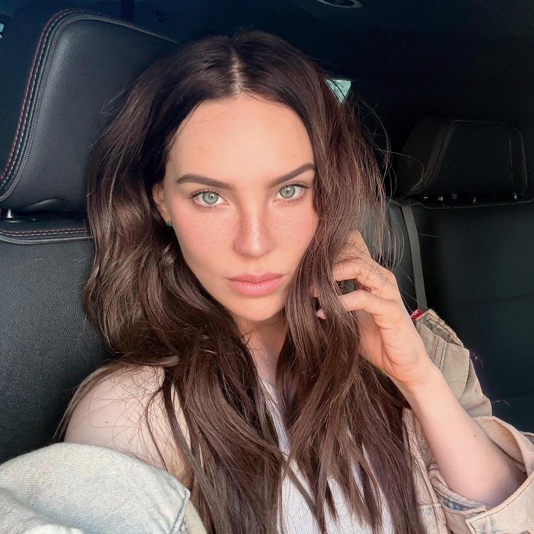 Belinda impacta con su look de Carlota para su nueva serie, ¡luce guapísima!