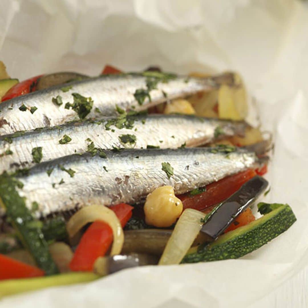 Sardinas con verduras y legumbres en papillote