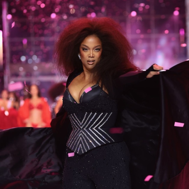 Tyra Banks cerrando el desfile de Victoria´s Secret en 2024