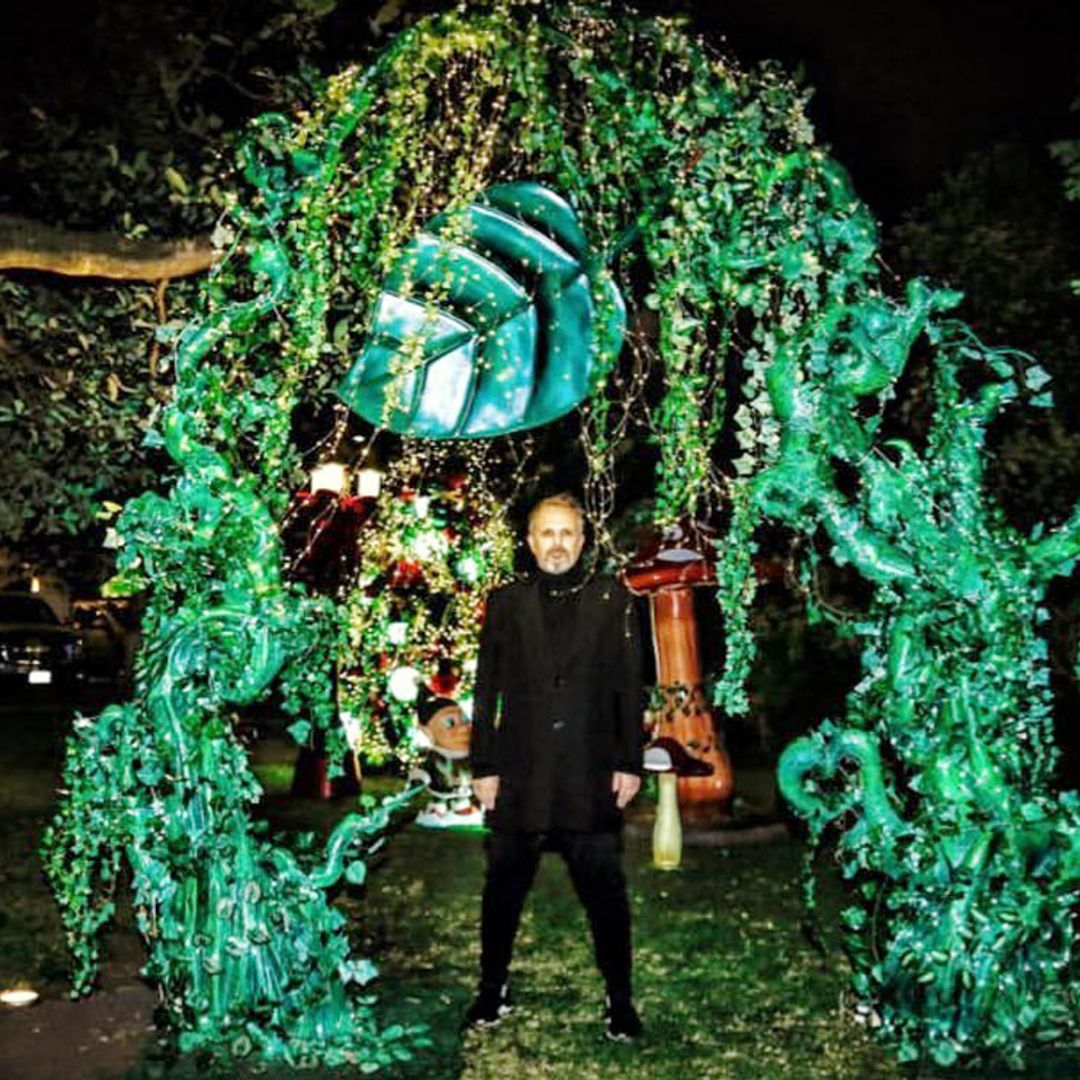 De cuento de hadas: el increíble jardín de Navidad que Miguel Bosé ha instalado en su casa de México