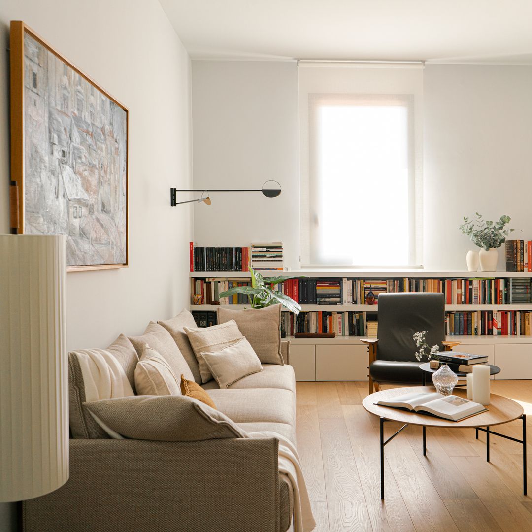 Las 5 soluciones deco que hacen que un salón pequeño se sienta mucho más grande