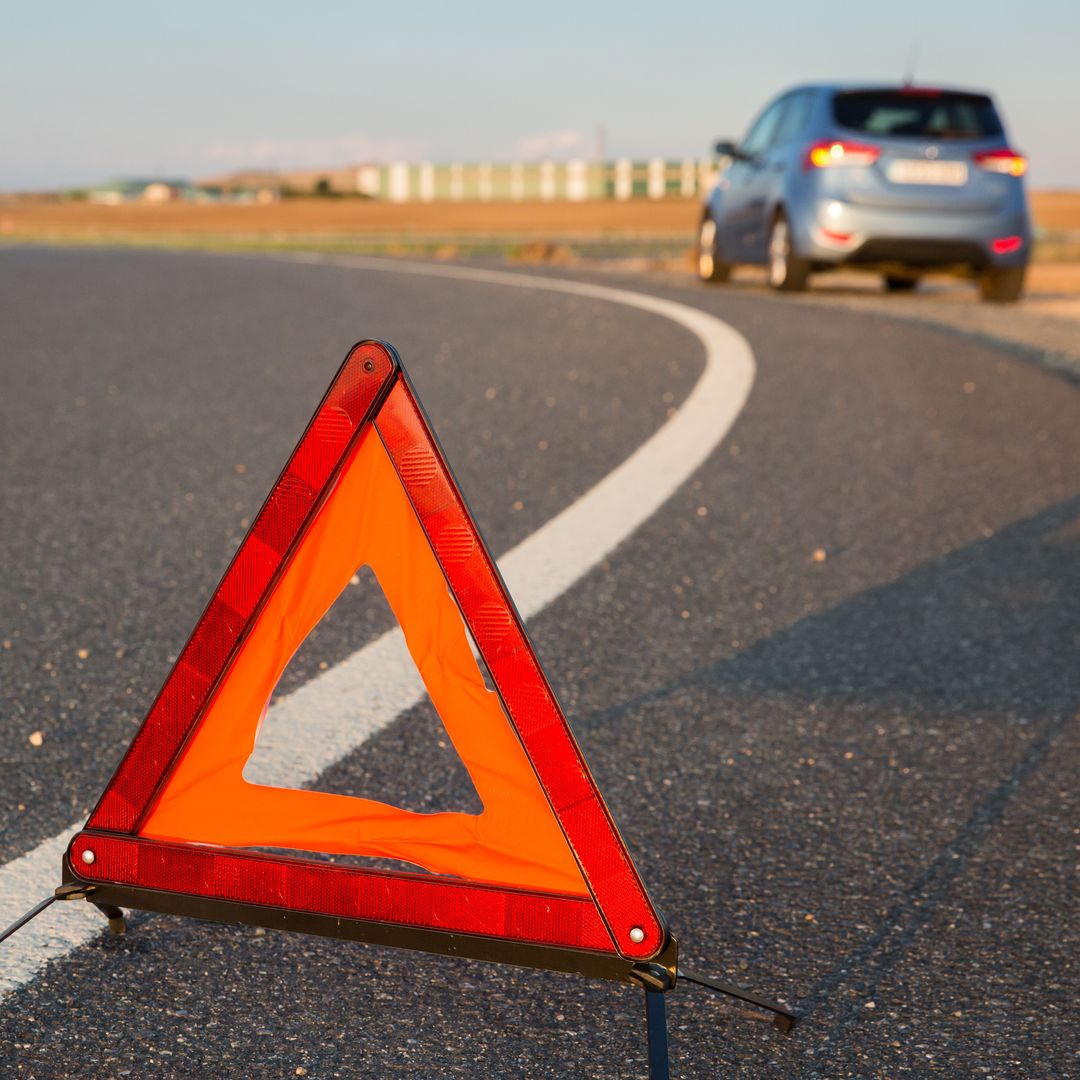 Prepárate para el 2 de enero de 2026: la DGT cambia 6 normas clave y una afecta a cómo adelantas a un coche averiado