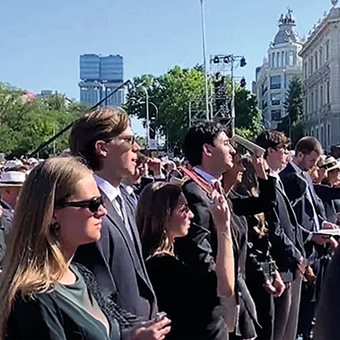 Siguieron muy de cerca este emotivo encuentro, alejados del foco institucional, la infanta Cristina junto a sus hijos Irene y Miguel Urdangarin, y Victoria de Marichalar