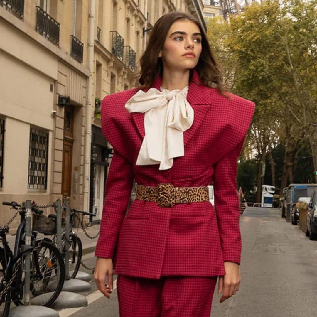 La chaqueta estructurada que popularizó Grace Kelly es la prenda que se cuela en looks de invitadas diferentes