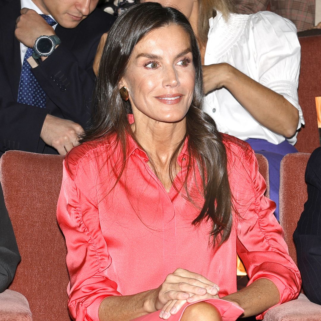 La reina Letizia, muy transgresora en Madrid, recupera la falda de cuero rosa que gustaría a Meghan Markle
