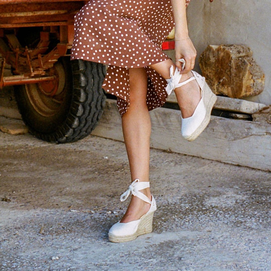 Vestidos cómodos y alpargatas de cuña, tu combinación estrella para este verano