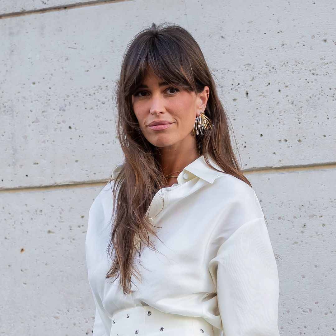 alison toby con flequillo cortina