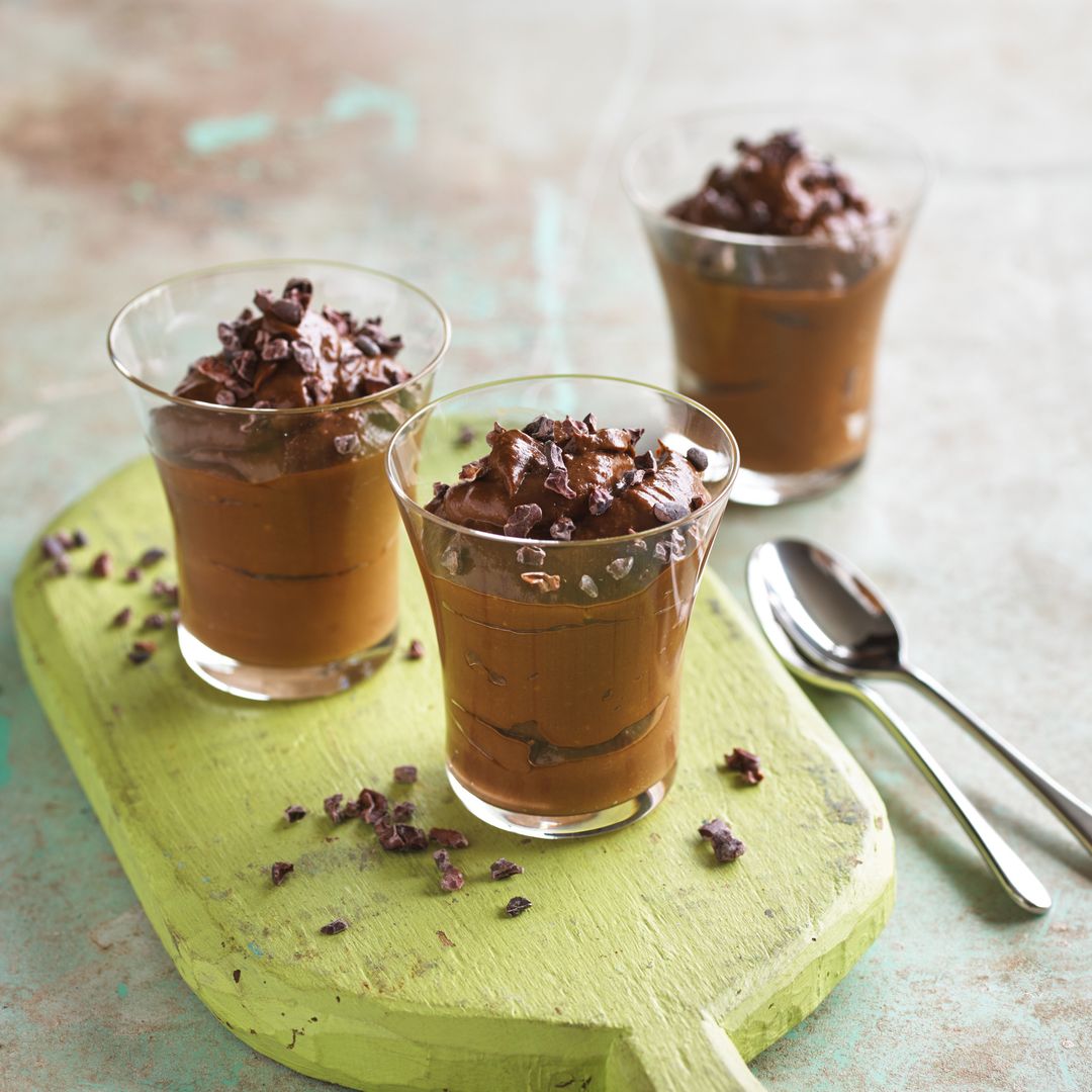 Mousse de aguacate y cacao en vasos de cristal