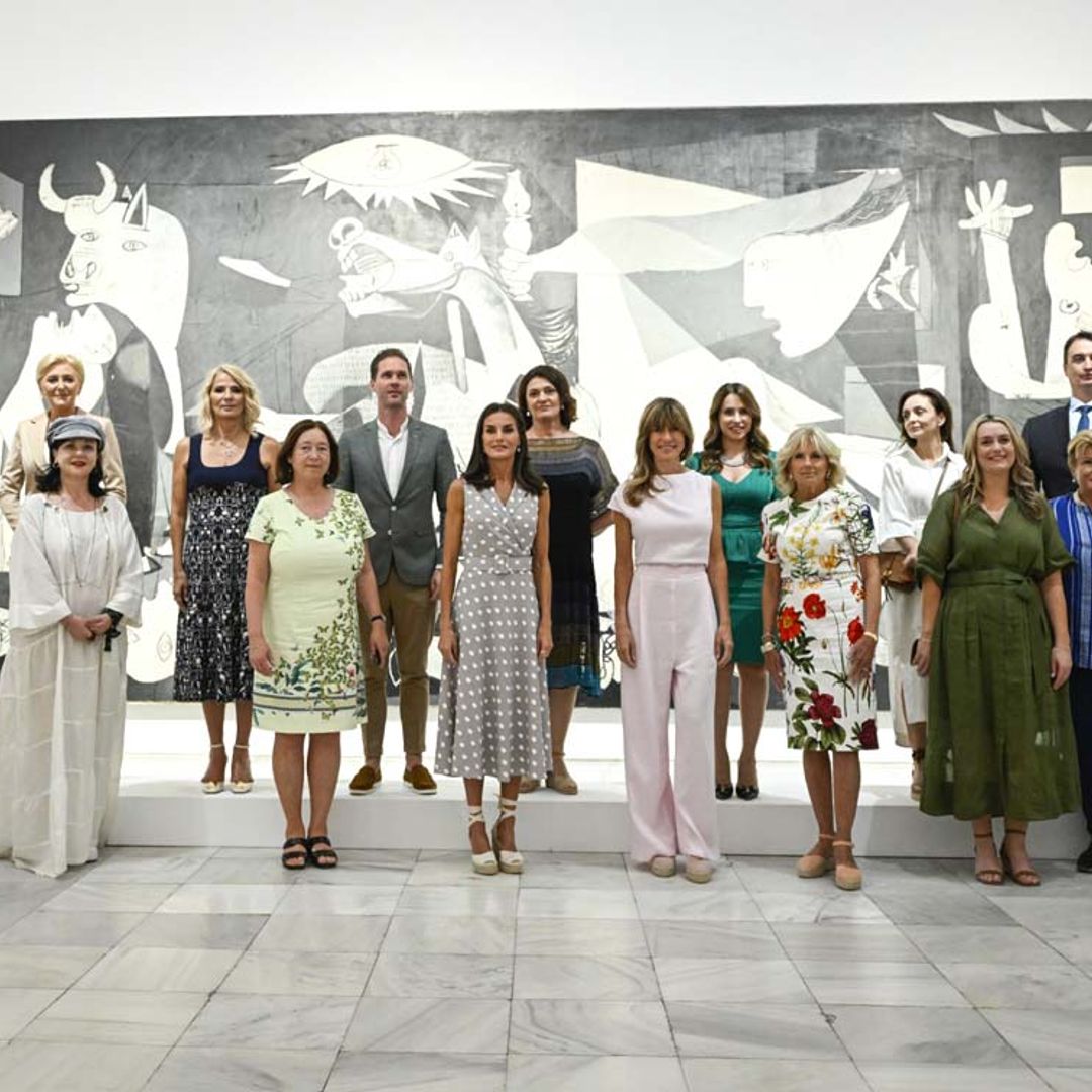 Doña Letizia culmina la jornada con los acompañantes de los mandatarios de la OTAN frente al 'Guernica' de Picasso