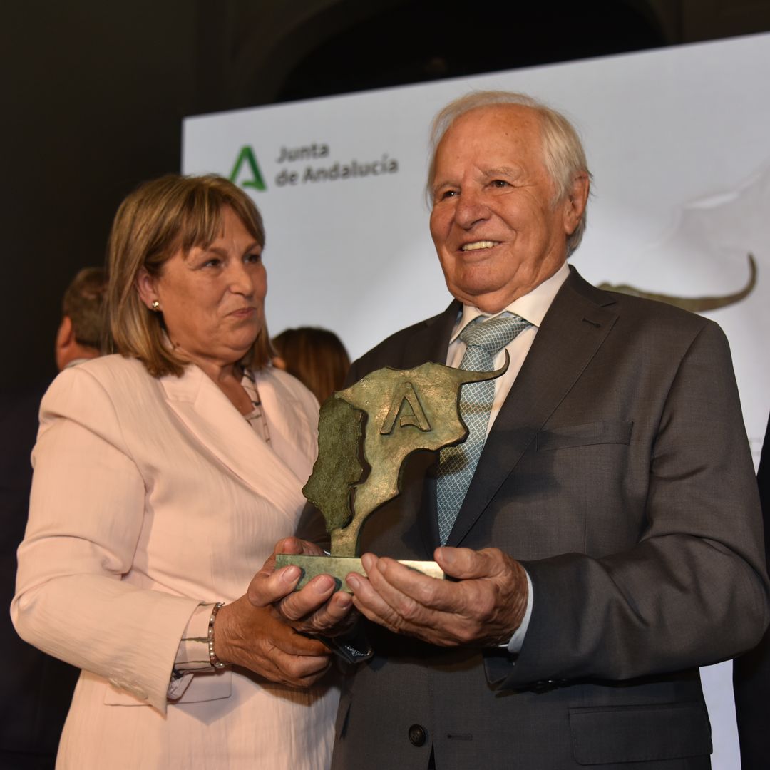 Manuel Benítez, 'El Cordobés', recibe un premio en Sevilla sin sus hijos pero arropado por su pareja  