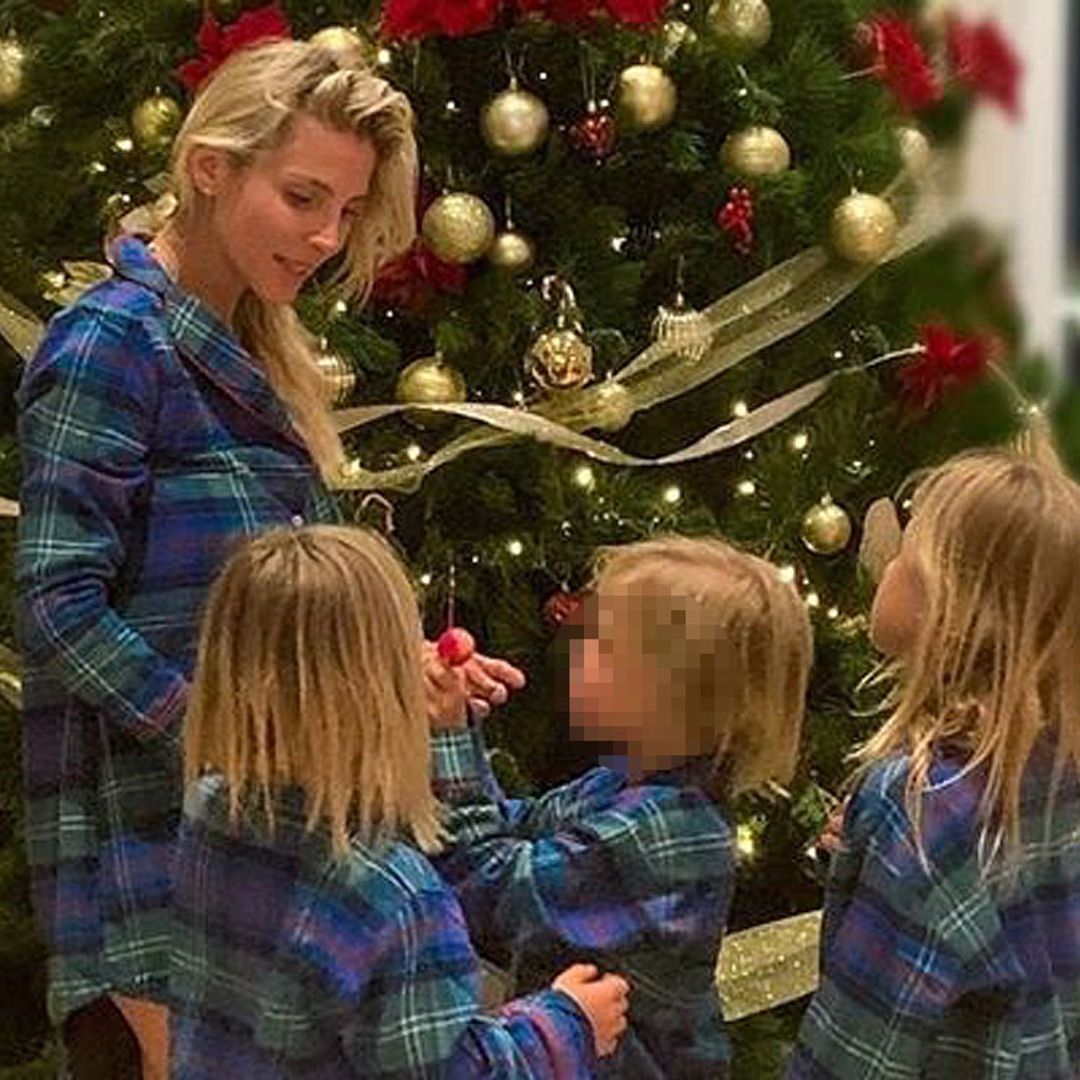 ¡Con pijamas a juego! La familia de Elsa Pataky y Chris Hemsworth pone el árbol de Navidad