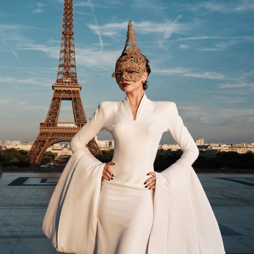 Zendaya sorprende en París con una impactante pieza de archivo diseñada por Alexander McQueen