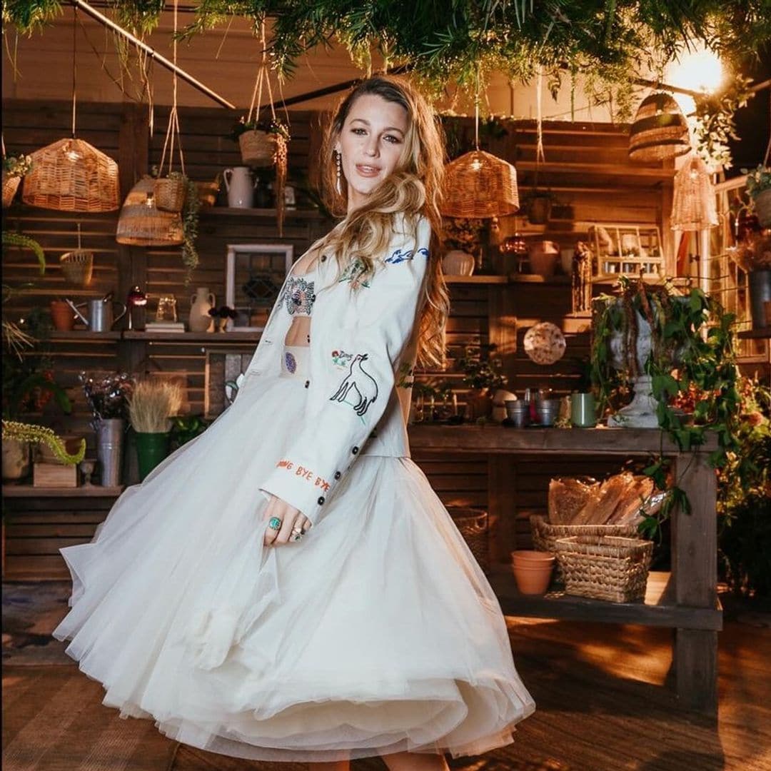 Blake Lively se marca 'un Carrie Bradshaw' con un tutú y taconazo para su esperado regreso a los cines