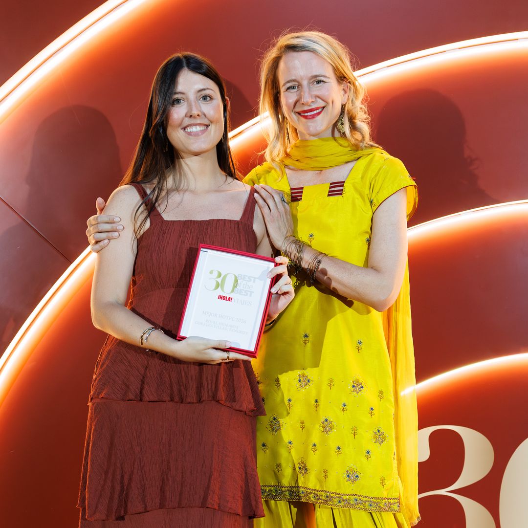 María de León entrega el premio a Rocío Alamillo,  PR & Communications Strategist, Royal Hideaway Corales Villas, Tenerife