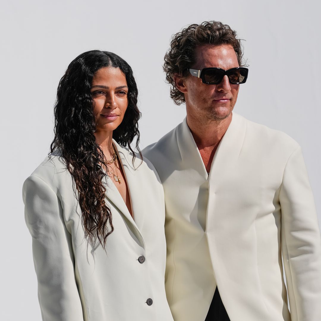 Camila Alves y Matthew McConaughey disfrutan de Mallorca con 'looks' a juego