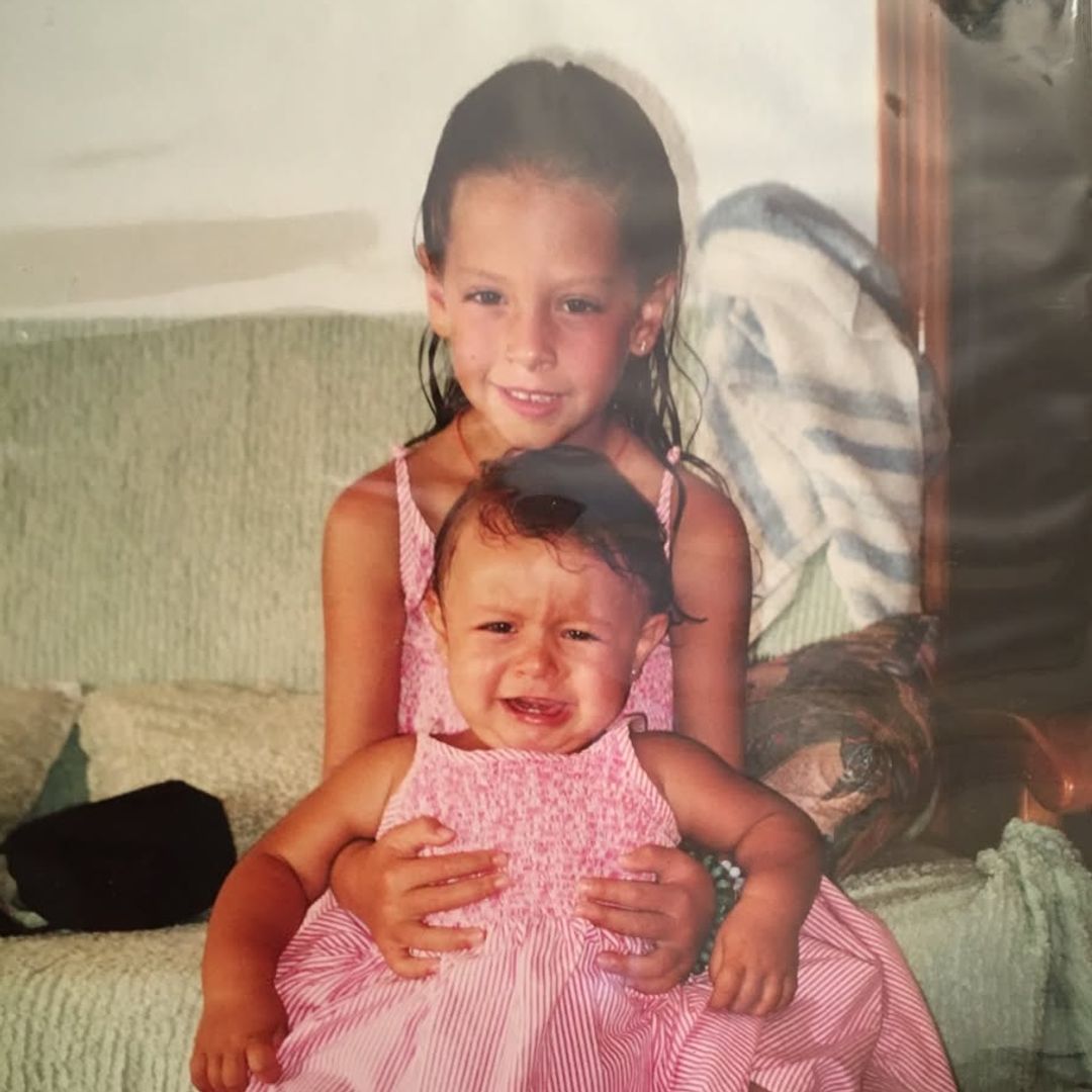 Belén Écija con su hermana Lucía, a quien no le gustaban tanto las fotos