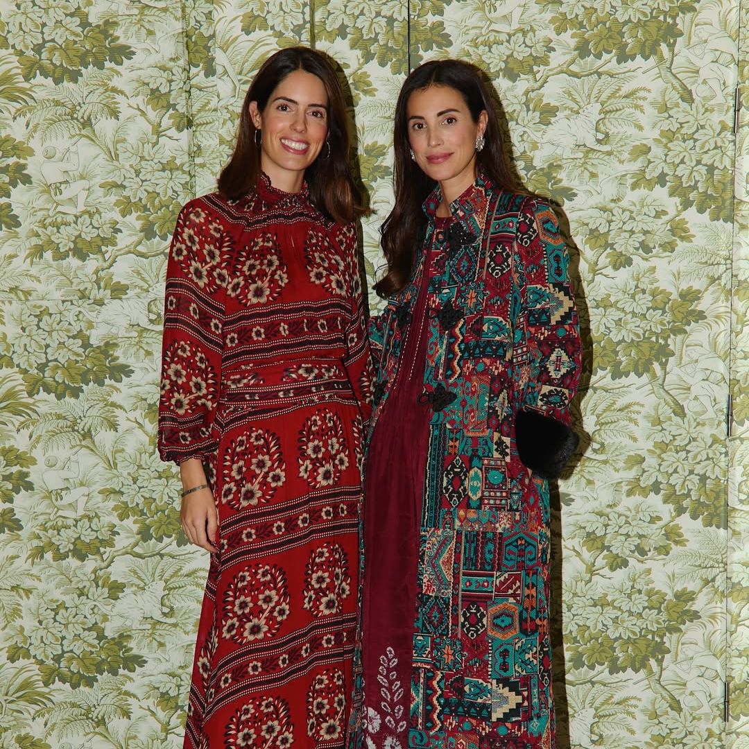 El look bohemio de Sofía Palazuelo en el encuentro privado de Sassa de Osma: vestido burdeos y botas de tacón cómodo