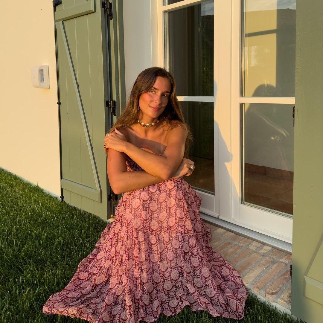 María Pombo estrena en 'Casavaca' el vestido estampado y palabra de honor que triunfa en verano
